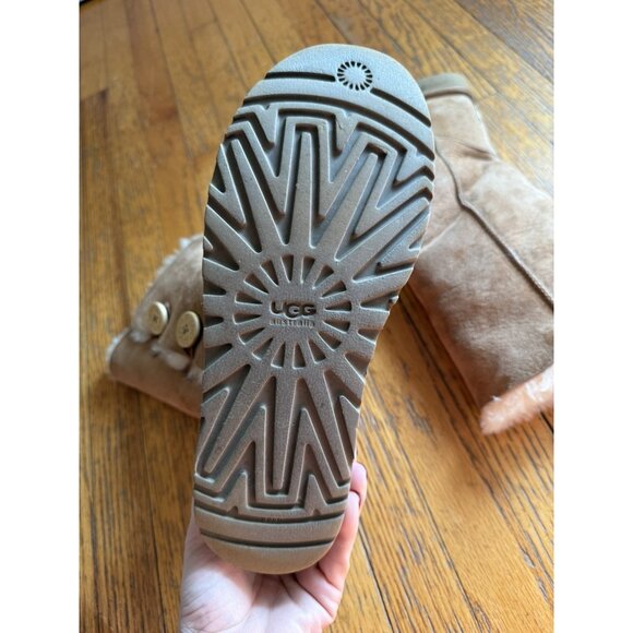 Ugg Boots Style 1873 Bailey Button Triplet Tan Womens Size 9 EUC - Picture 3 of 10